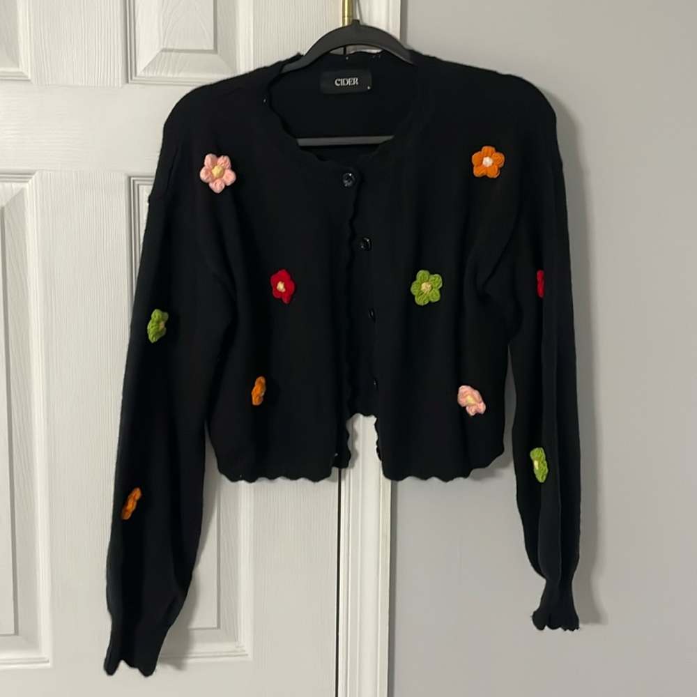 Beautiful sweater with beautiful flowers 🌸